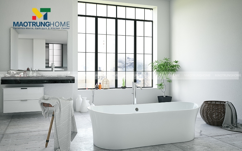 Nhà vệ sinh ngoài trời hiện đại với tường trắng, cửa sổ kính lớn