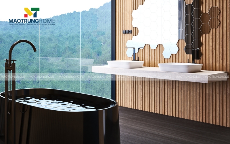 Bồn tắm ngoài trời đối diện cửa kính lớn nhìn ra đồi núi