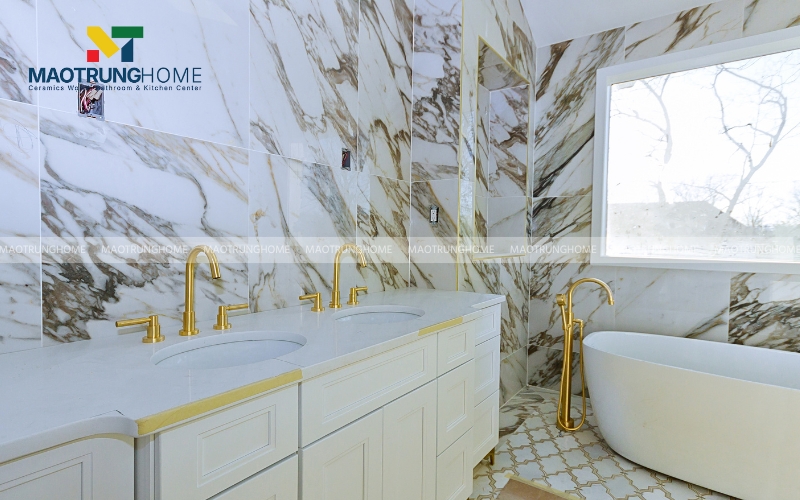 Tường nhà tắm phong cách tối giản được lát bằng gạch porcelain khổ lớn vân màu xám