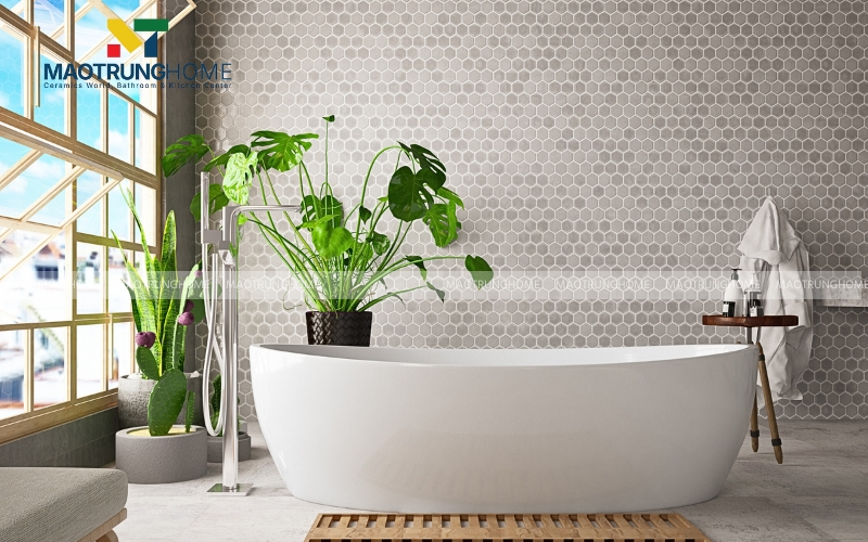 Thảm lót bằng gỗ và lá cọ cho phòng tắm ngoài trời