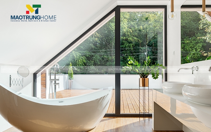 Nhà vệ sinh ngoài trời phong cách tropical với sàn gỗ