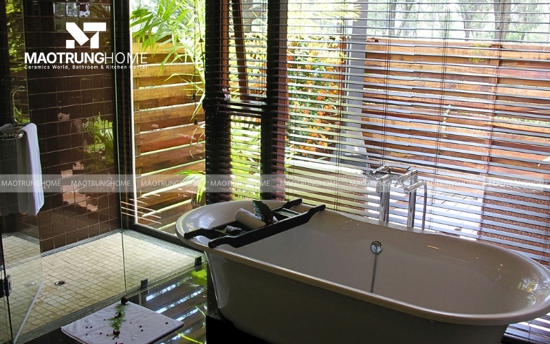 Nhà vệ sinh bằng kính với không giản mở bên ngoài