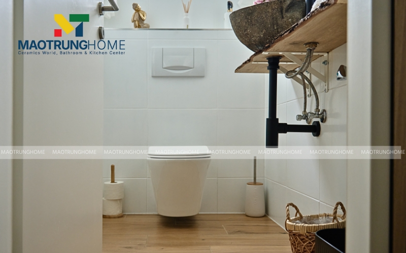 Thiết kế nhà vệ sinh nhỏ với gạch ốp tường màu trắng và bồn cầu treo