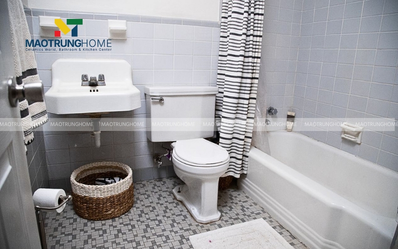 Góc nhà vệ sinh tối giản với bồn tắm 