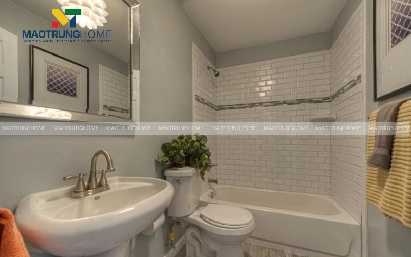 Thiết kế nhà vệ sinh nhỏ phong cách Bắc Âu với gạch thẻ trắng