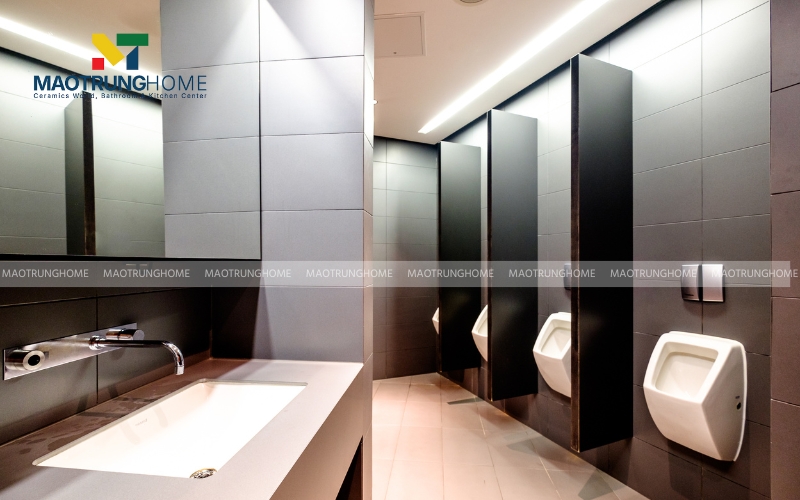 Nhà vệ sinh tối giản có vách ngăn riêng tư 