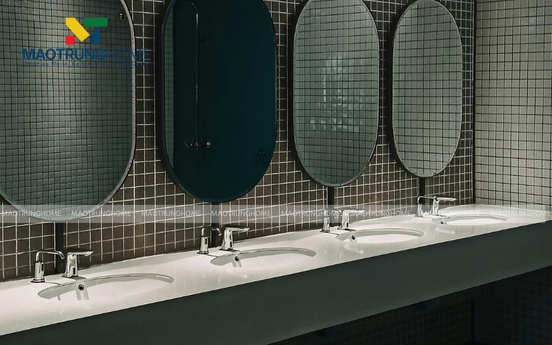 Nhà vệ sinh sang trọng kết hợp với gương hình oval độc đáo