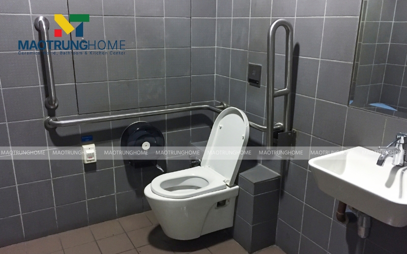 Nhà vệ sinh đơn giản dành cho quán có không gian nhỏ