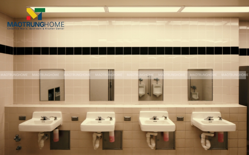 Nhà vệ sinh sạch sẽ, thoáng mát với gam màu trắng vàng ấm áp