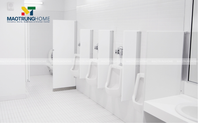 Nhà vệ sinh nam tông màu trắng sáng