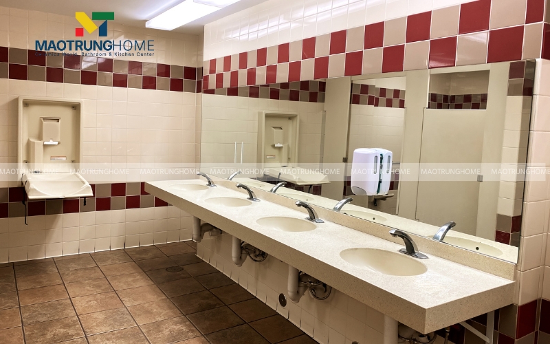 Nhà vệ sinh cổ điển kết hợp gạch lát có màu