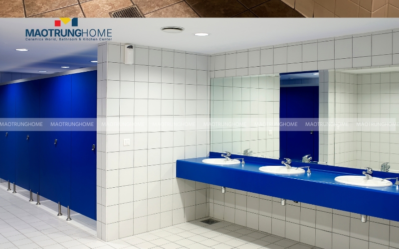 Nhà vệ sinh phong cách tối giản kết hợp gạch trắng và xanh