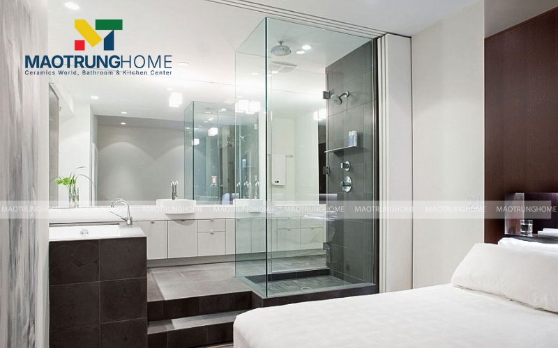 Nhà vệ sinh hiện đại có cửa kính