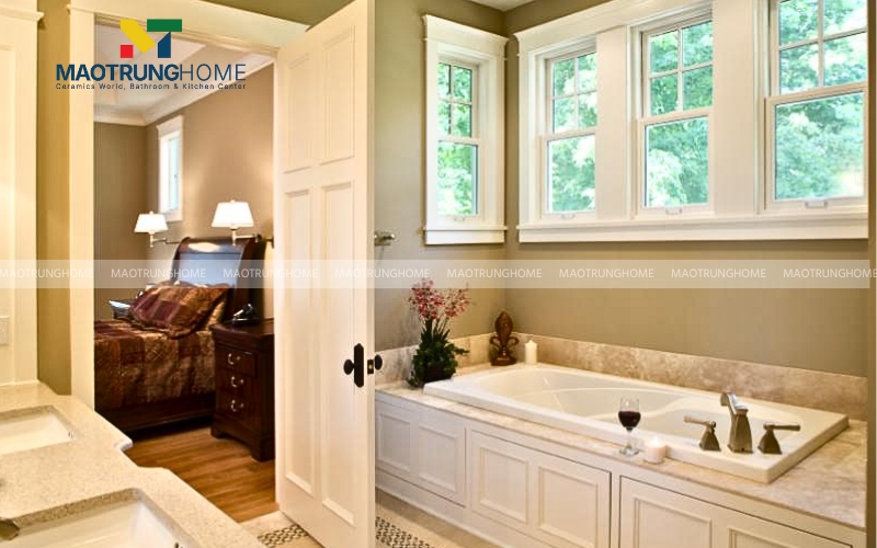 Nhà vệ sinh với bồn tắm phong cách cổ điển