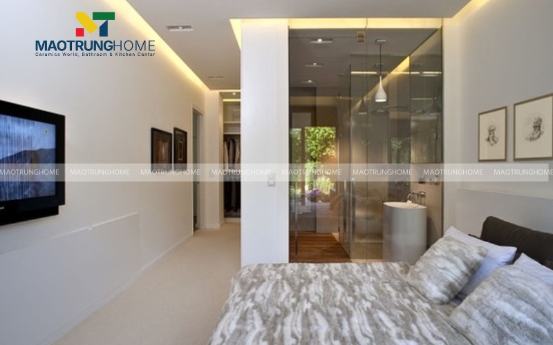 Nhà vệ sinh kính với tường trắng hiện đại