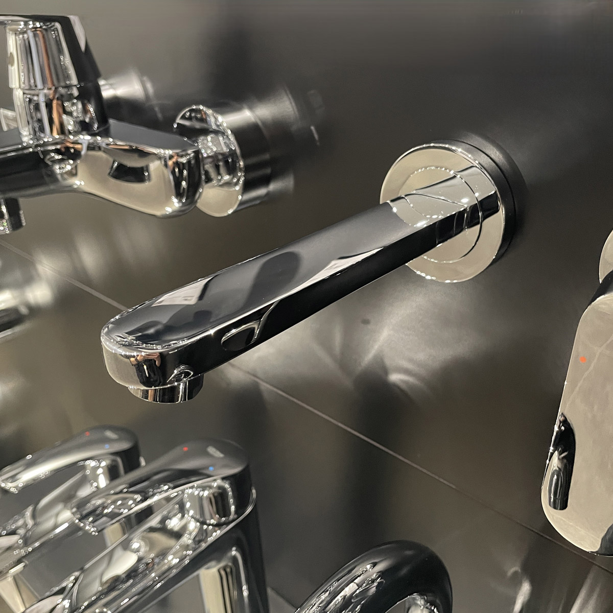 Vòi Lavabo nóng lạnh gắn tường 2 lỗ Eurosmart Cosmopolitan GROHE 19381000 - Ảnh 9