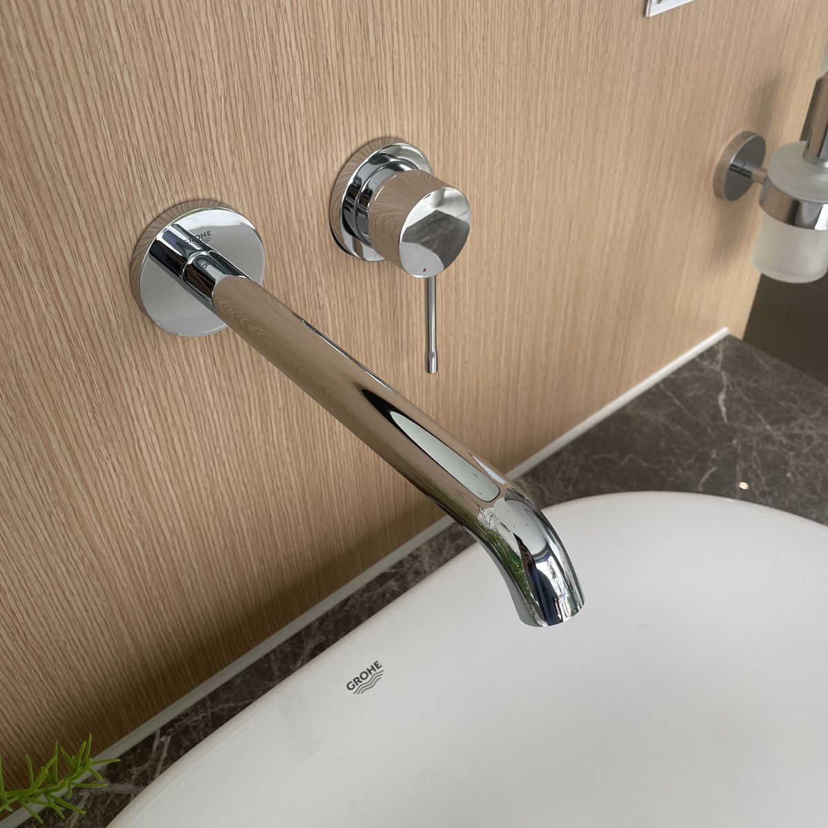 Vòi Lavabo gắn tường nóng lạnh 2 lỗ Essence New Grohe 19967001 - Ảnh 10