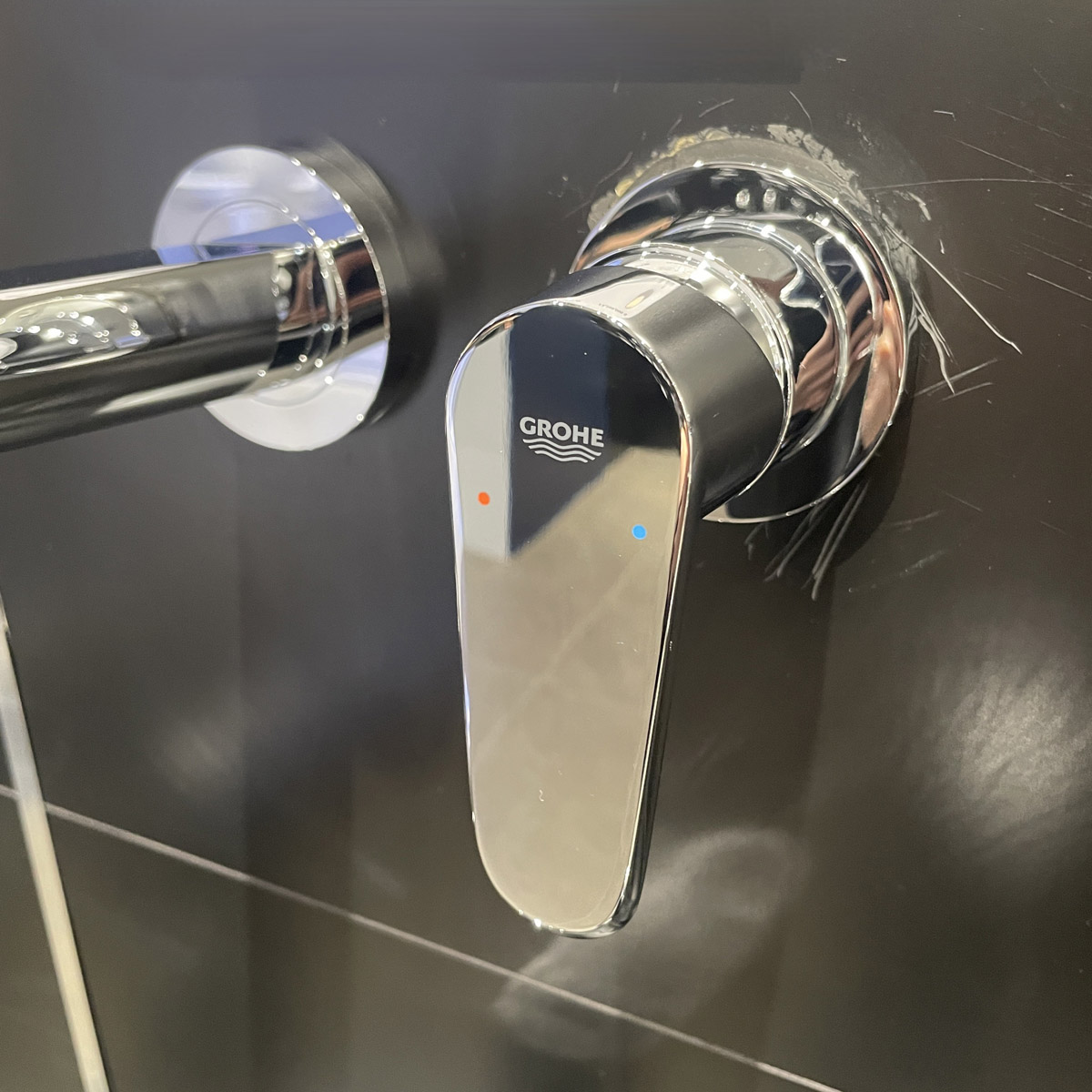 Vòi Lavabo gắn tường nóng lạnh 2 lỗ Eurodisc Cosmopolitan L-size GROHE 19974002 - Ảnh 4