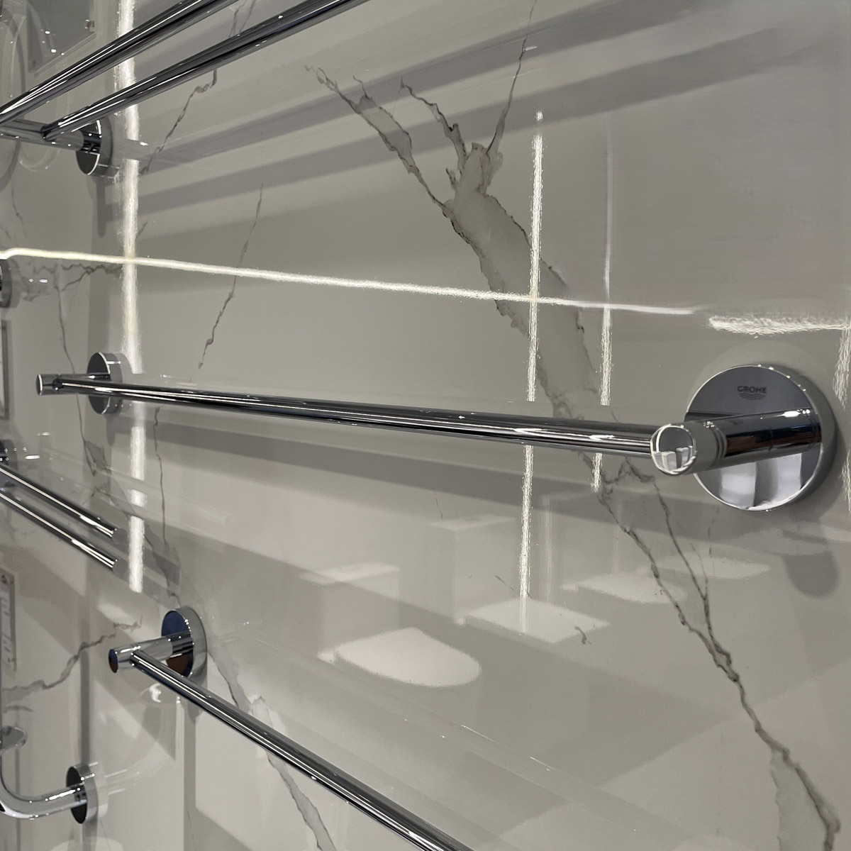 Thanh treo khăn Essentials 600mm GROHE 40366001 - Ảnh 8