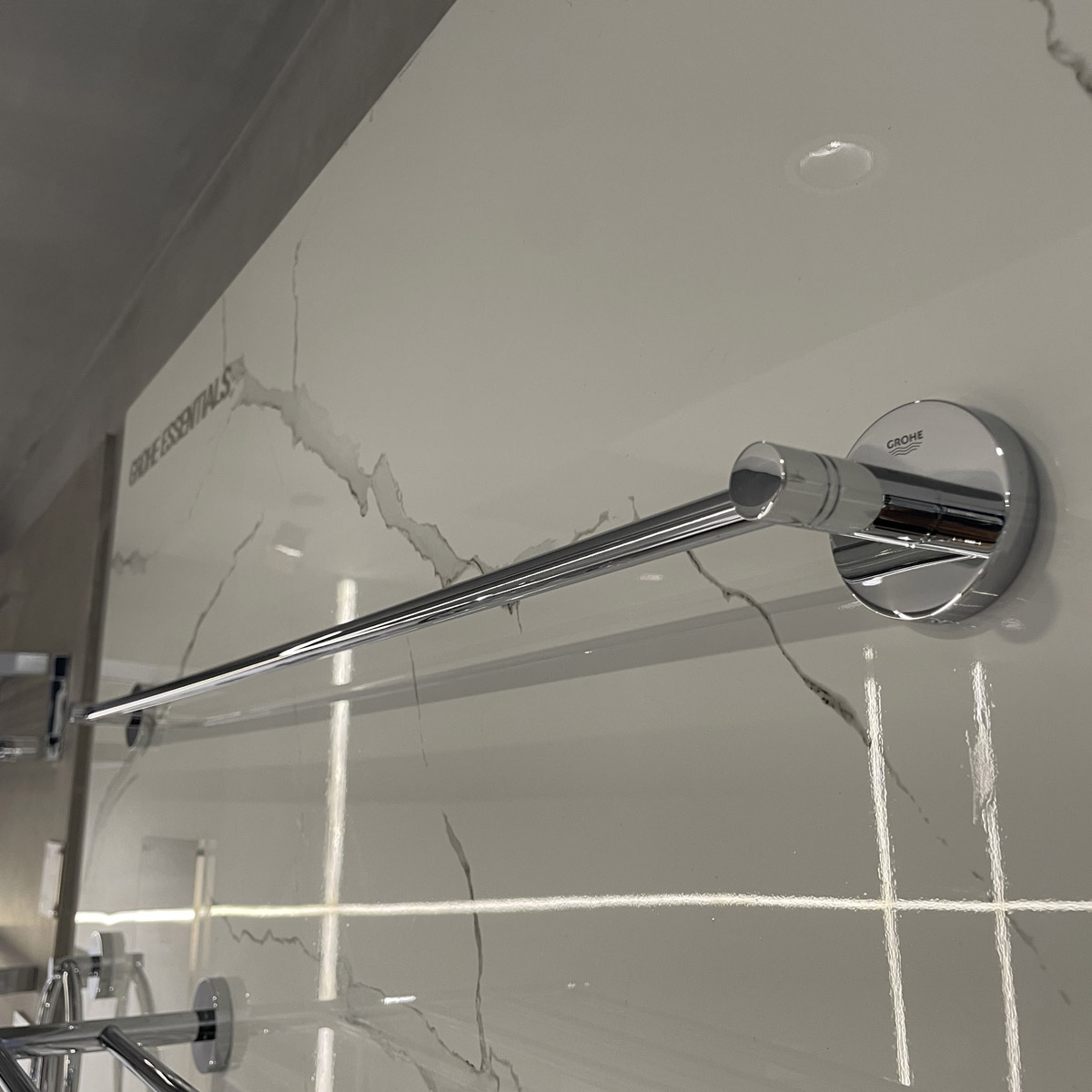 Thanh treo khăn đơn Essentials GROHE 40386001 - Ảnh 8