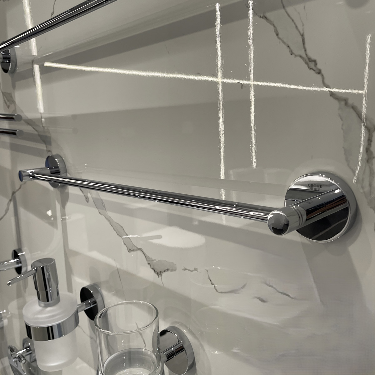 Thanh treo khăn đơn Essentials GROHE 40688001 - Ảnh 8