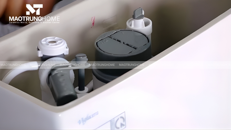 Bạn nên kiểm tra các phụ kiện bên trong két nước 6 tháng một lần