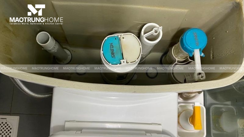 Bạn mở nắp két nước và quan sát xem phao có bị vướng vào thành két không