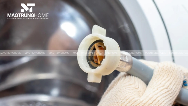 Nguồn nước có nhiều cặn bẩn có thể làm tắc màng lọc bên trong van cấp