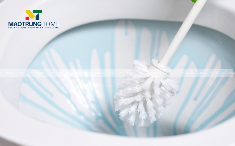 Sử dụng bột hoặc dung dịch thông cống hóa học