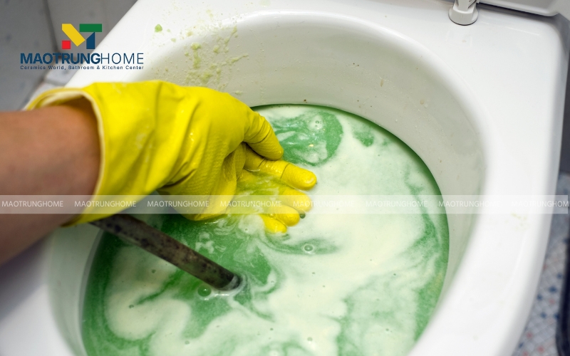 Nước trào ngược từ thiết bị vệ sinh