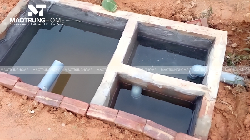 Hầm cầu bị đầy khiến nước không thể thoát, không khí bị đẩy ngược lại tạo ra tiếng ục ục