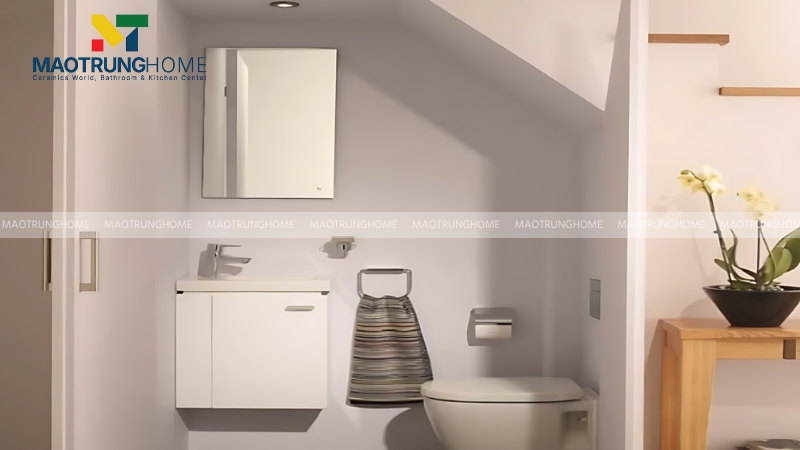 Bạn không nên đặt bồn cầu dưới gầm cầu thang