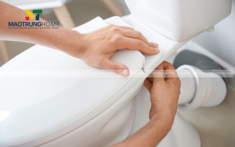 Bôi một lớp keo mỏng, đều lên cả mặt ngoài của ống và mặt trong của phụ kiện