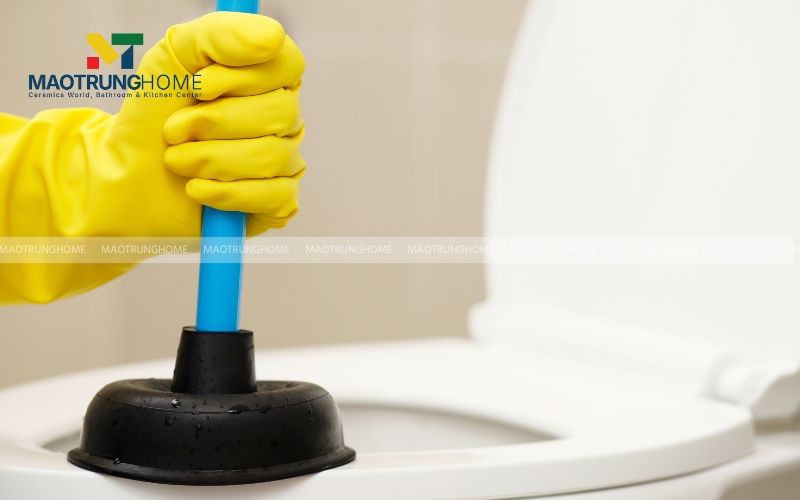 Sử dụng pittông cao su (cây thụt bồn cầu)