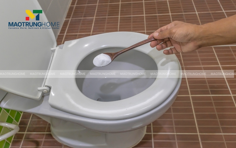 Hỗn hợp baking soda và giấm ăn để chữa bồn cầu bị tắt