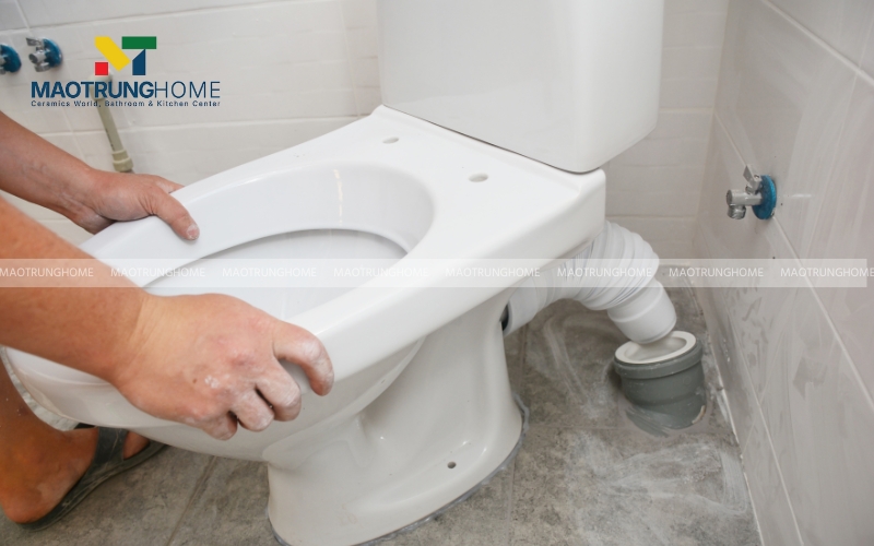 Đặt bồn cầu vào vị trí và lấy dấu