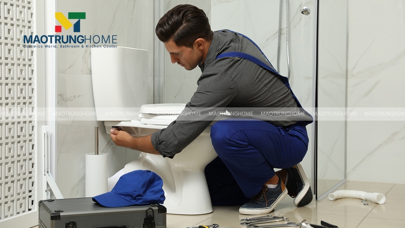 Tháo dỡ bồn cầu cũ