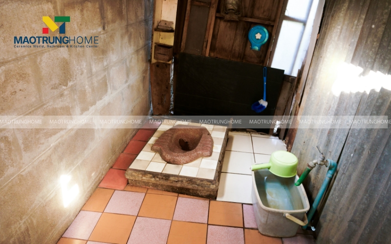 Bồn cầu bị kênh, không vững chắc