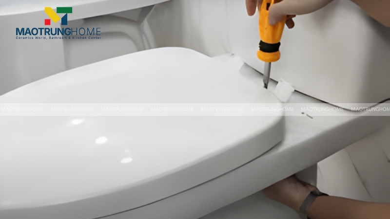 Bạn cần kiểm tra lại và căn chỉnh nắp bồn cầu để chắc chắn an toàn