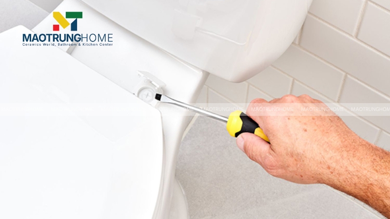 Sửa nắp bồn cầu bị lỏng, xô lệch