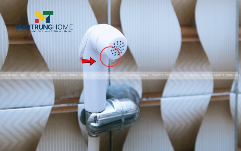 Cặn canxi và các tạp chất trong nước bám vào cơ cấu van bấm, khiến van không thể đóng kín