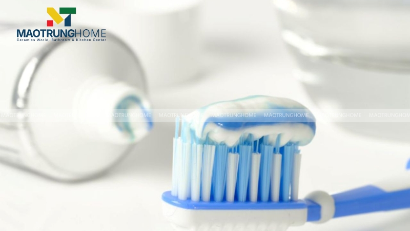 Các chất mài mòn li ti trong kem đánh răng có thể làm sạch các vết ố vàng