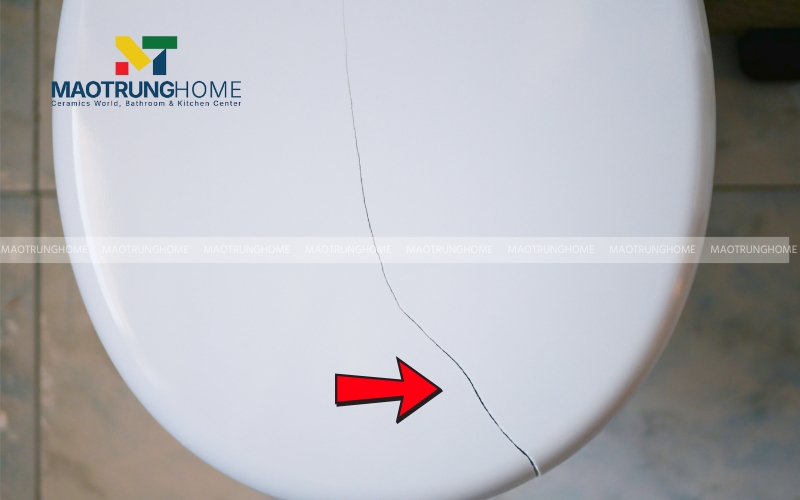 Tình trạng nắp bồn cầu bị nứt, vỡ