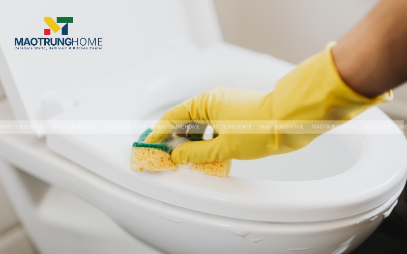 Vệ sinh bề mặt sứ tại vị trí lắp đặt