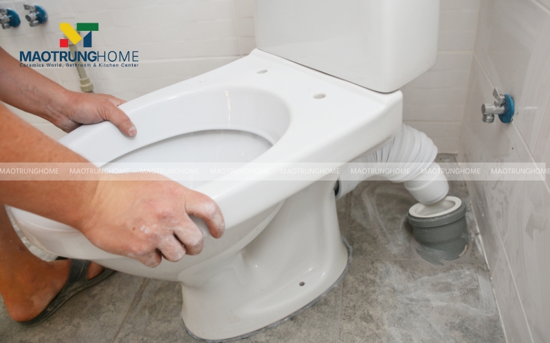 Khóa van nước, sau đó tháo dây cấp nước hiện có khỏi két nước bồn cầu