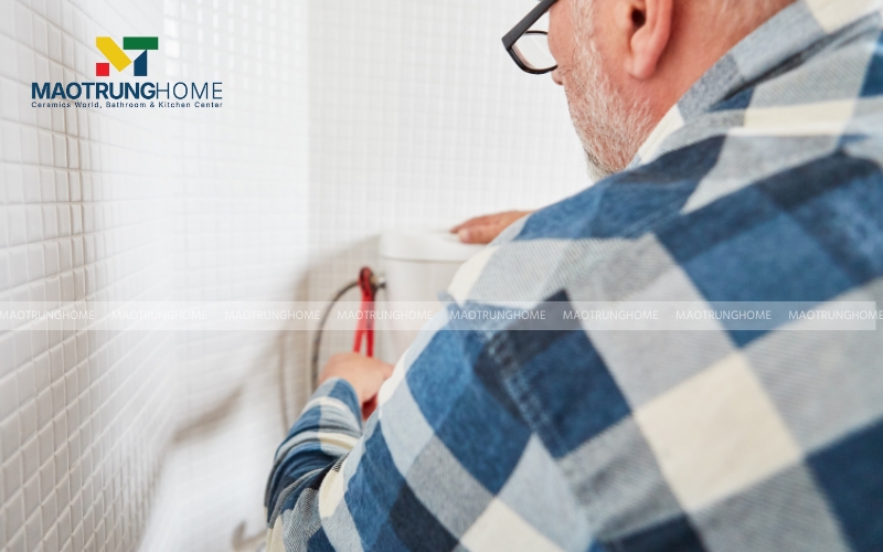 Khóa van nước khi có dấu hiệu rò rỉ 