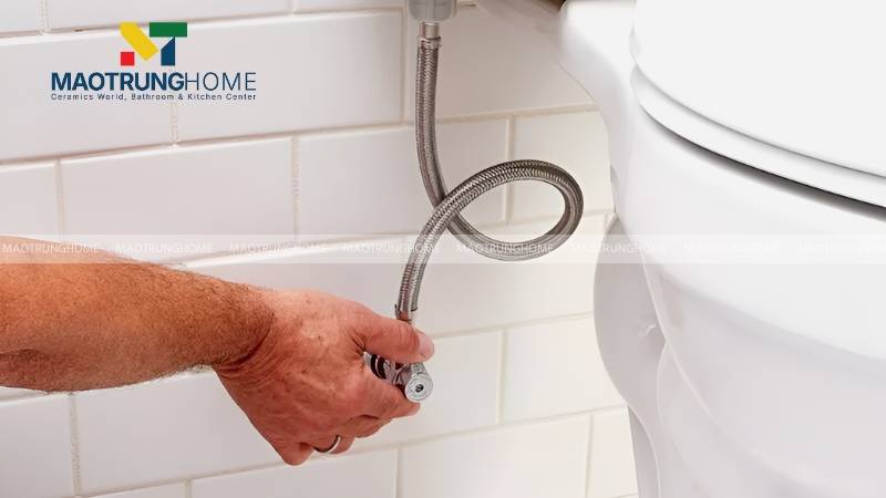 Bước 1: Khóa van cấp nước và xả hết nước trong két