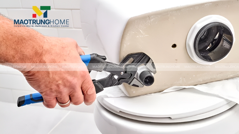 Bước 2: Tháo bộ xả cũ ra khỏi két nước