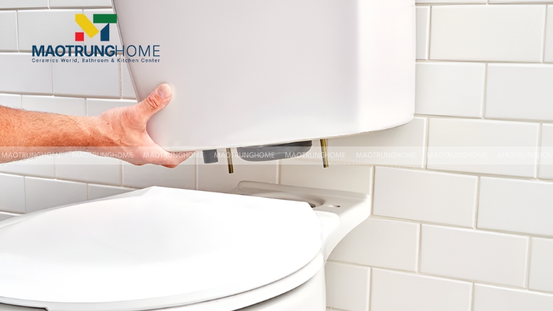 Bước 4: Lắp lại két nước và kết nối đường cấp nước