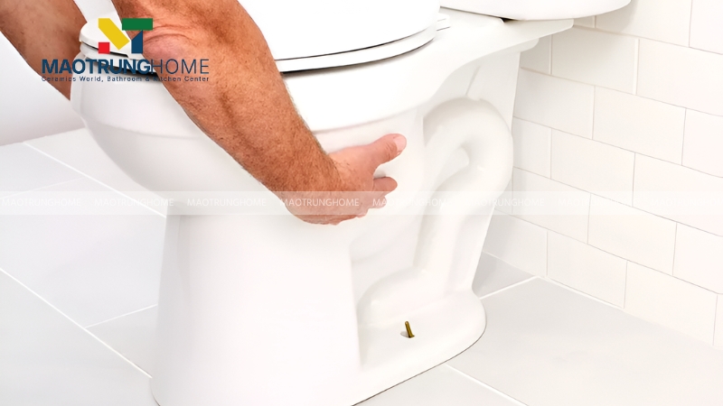 Nhấc bồn cầu cũ và vệ sinh vị trí lắp đặt